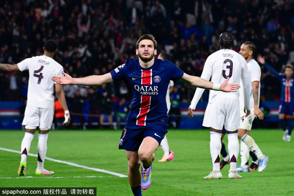 巴黎圣日耳曼外援集体进球，助球队登顶的简单介绍