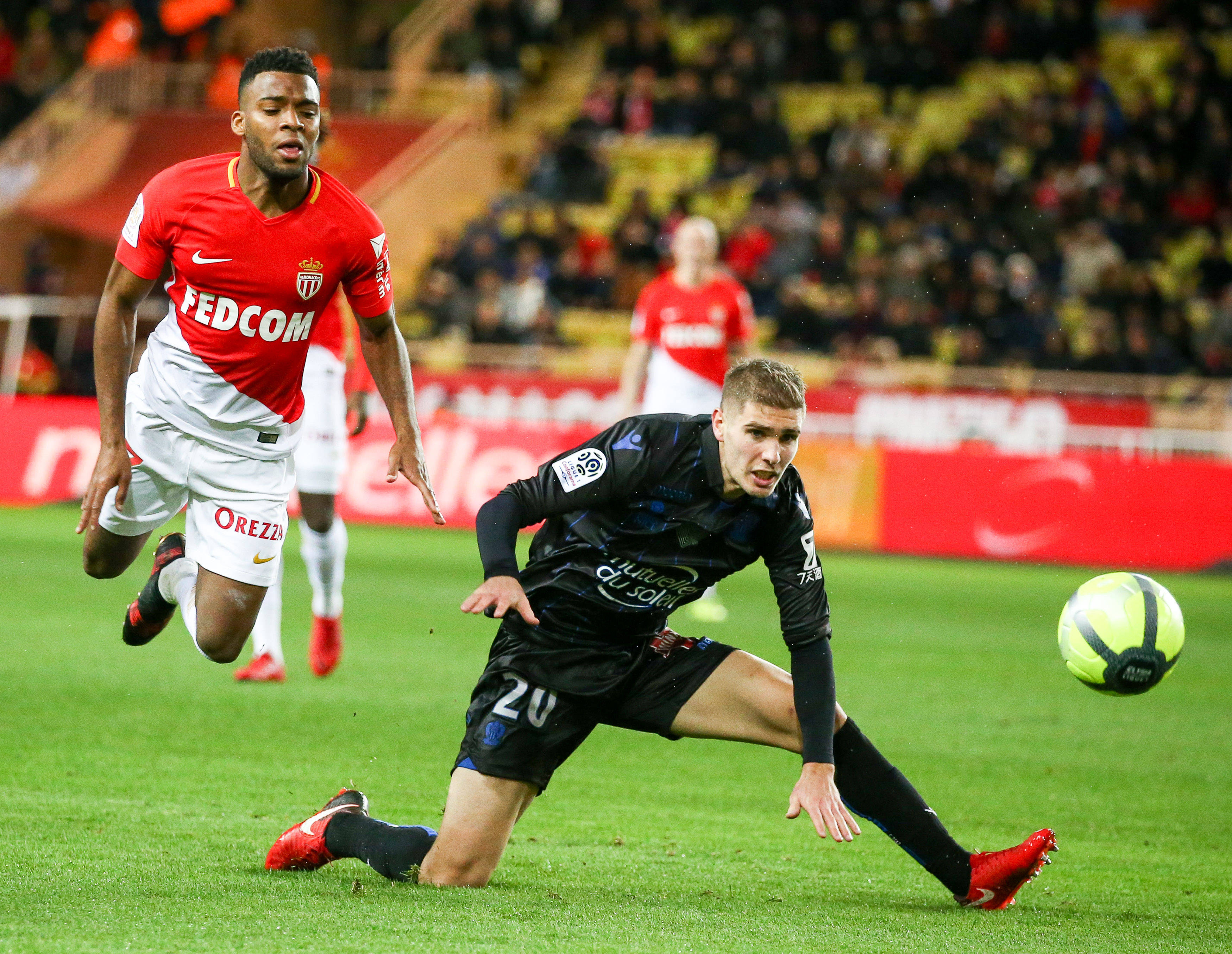 精彩进攻防守呈现出流畅足球比赛