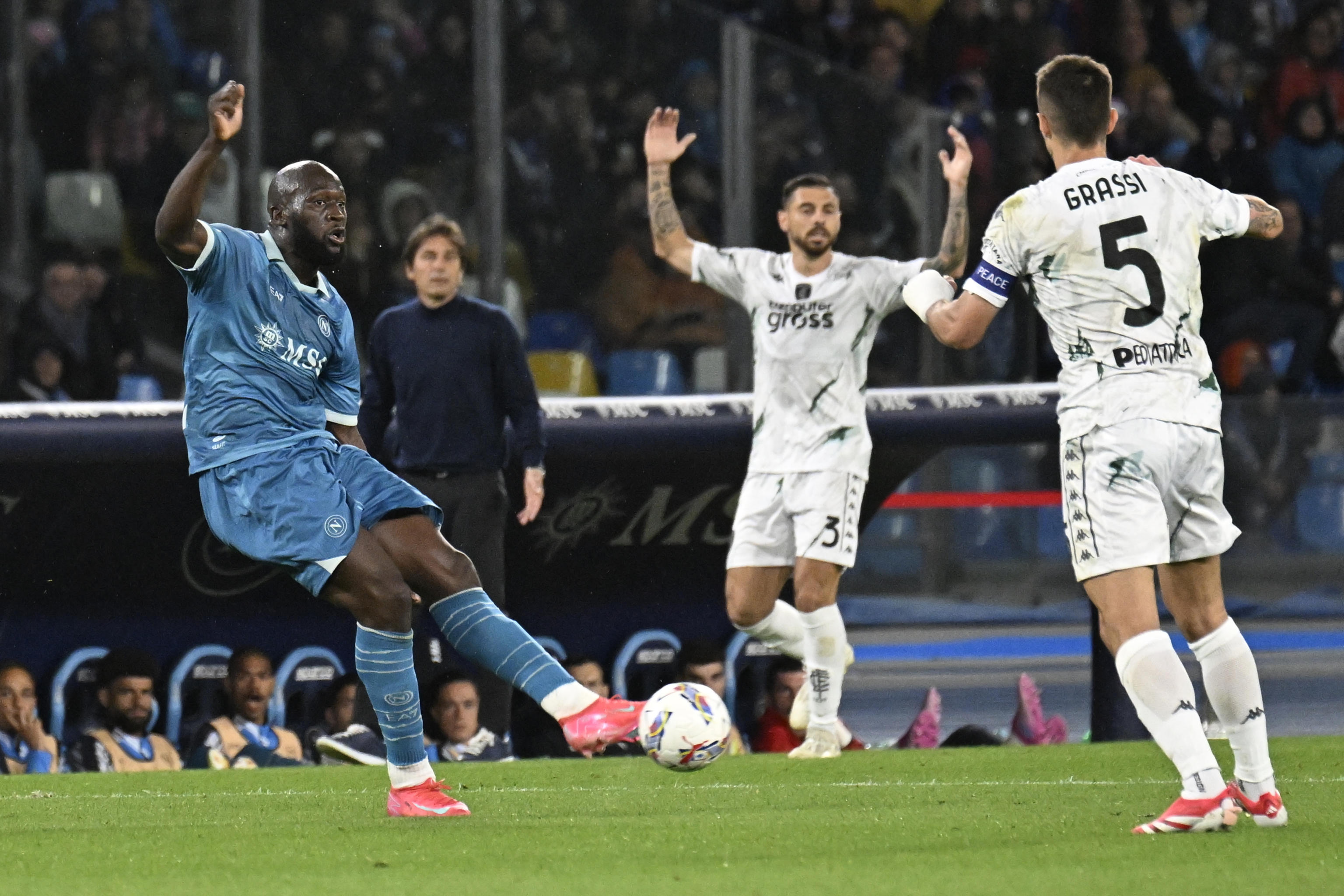 关于那不勒斯客场大胜，冲击意甲联赛冠军的信息