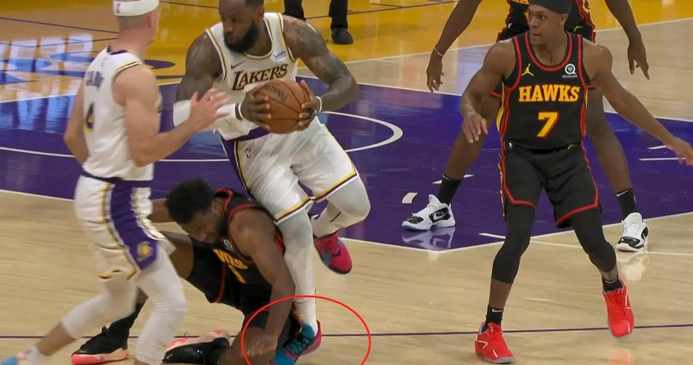 中场核心扭伤倒地，球队实力受到明显削弱的简单介绍