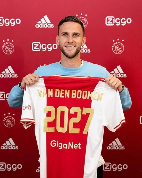 关于拜仁今日表现抢眼，本泽马整场无解，教练赛后亲自拥抱的信息